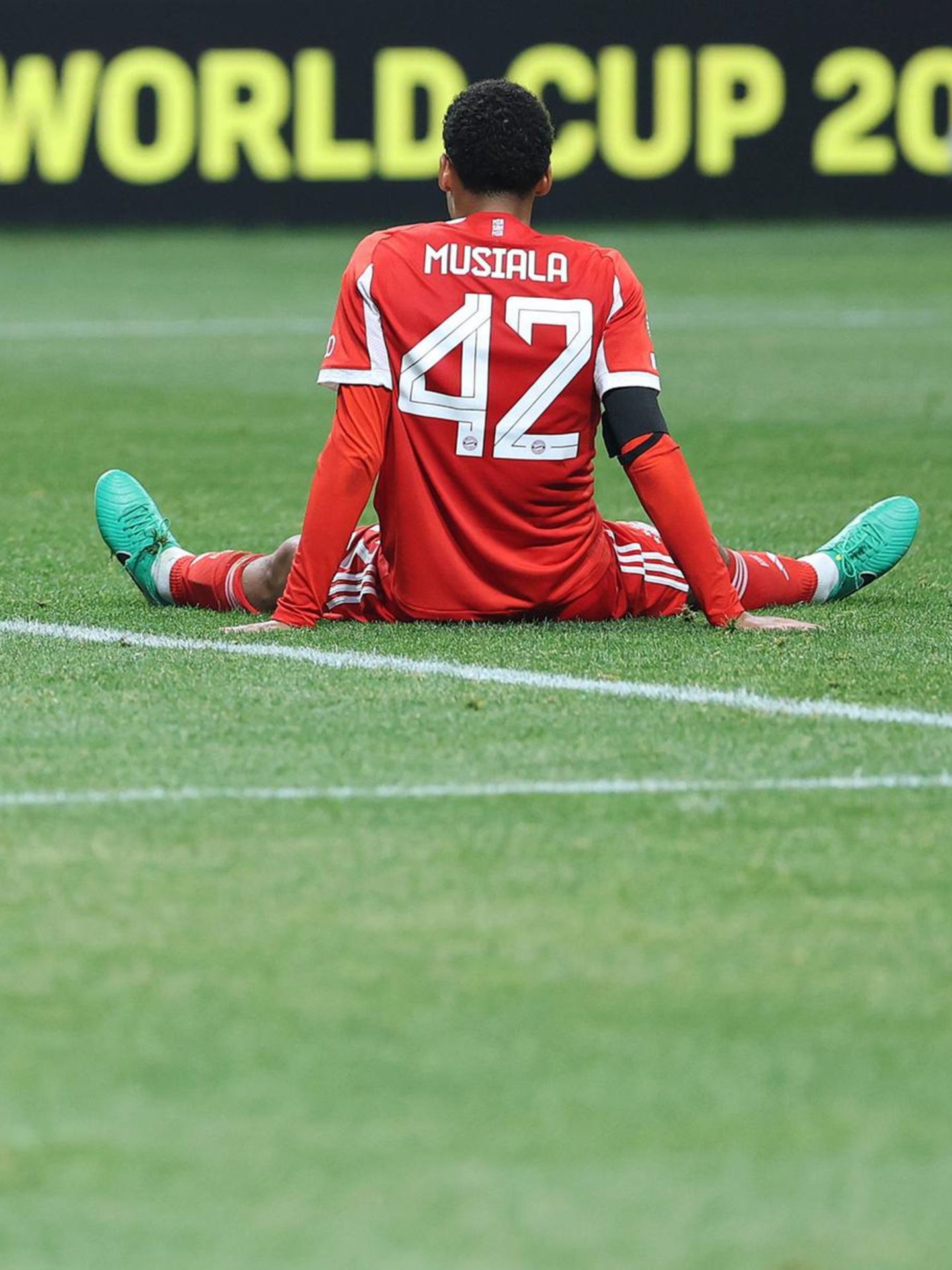 Jamal Musiala vom FC Bayern auf dem Rasen in Atlanta