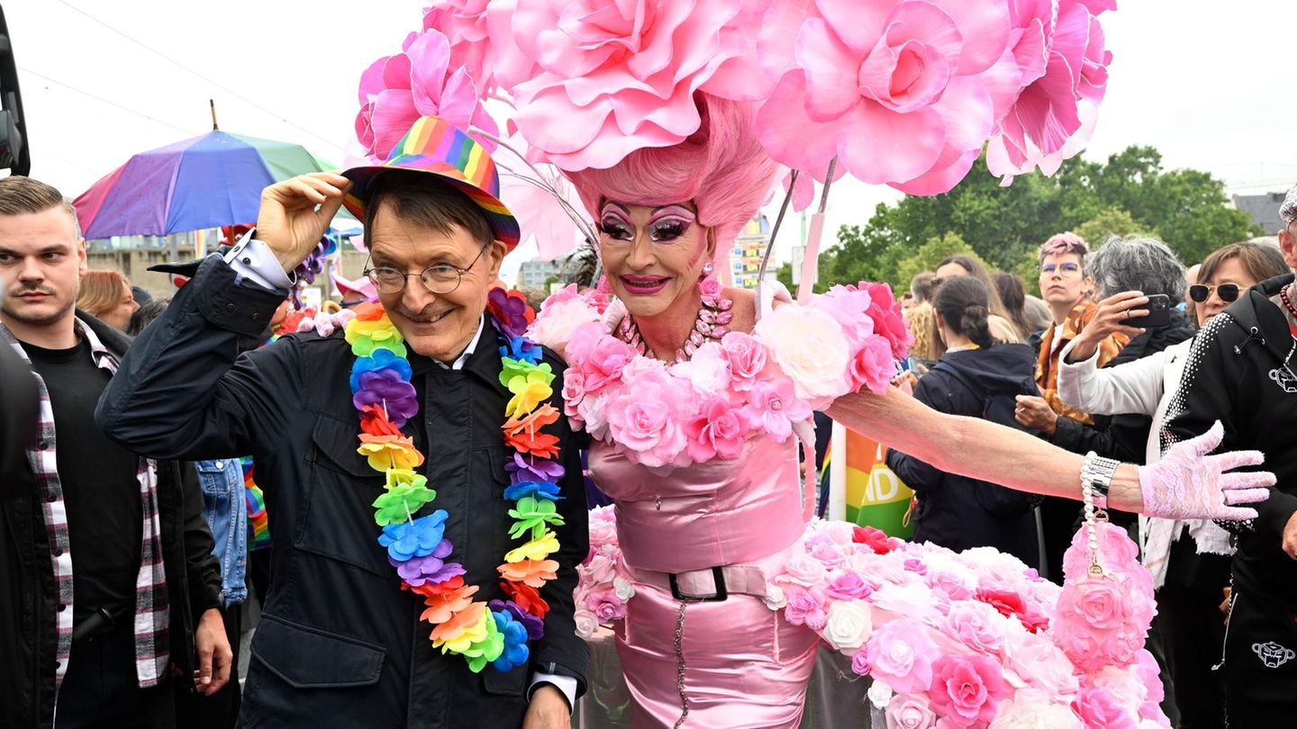 6. Juli: Pride-Politiker Köln, Deutschland. Der ehemalige Gesundheitsminister Karl Lauterbach nimmt am Christopher-Street-Day (CSD)-Umzug teil. Seine Wahlkreisbüros befinden sich in Leverkusen und Köln-Mülheim, einen weiten Weg hat der SPD-Politiker also nicht. Die CSD-Demonstranten treten für bessere Rechte der LGBTQ-Community ein. Lauterbach offenbar auch