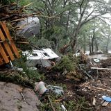 Die Ufer des Flusses bieten ein Bild der Verwüstung. Die heftigen Überschwemmungen seit Freitagmorgen haben viele Menschen überrascht. In der für Sommercamps beliebten Gegend ist es nach Behördenangaben nicht unüblich, dass Flüsse über die Ufer treten