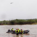 Rettungskräfte sind in Schlauchbooten unterwegs, um nach Überlebenden zu suchen. Die Verzweiflung bei den Angehörigen der Vermissten ist gewaltig. Mit jeder Stunde, die vergeht, wird die Hoffnung geringer, sie lebend zu finden