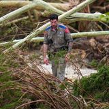 Ein Beamter des texanischen Ministeriums für öffentliche Sicherheit durchkämmt die Ufer des Guadalupe Flusses in der Nähe des Ferienlagers. Mindestens 21 Kinder sterben hier, zehn und ein Beteuer werden weiterhin vermisst