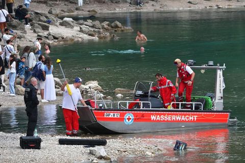 Einsatzkräfte der Wasserwacht und Polizei am Eibsee