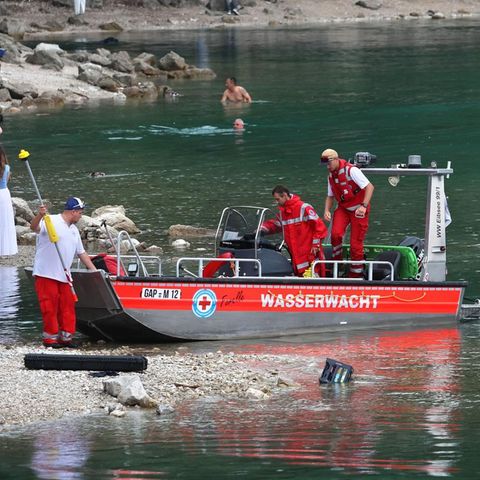 Einsatzkräfte der Wasserwacht und Polizei am Eibsee