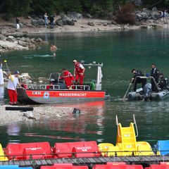 Einsatzkräfte der Wasserwacht und Polizei am Eibsee