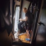 Ein Einwohner in Riverside RV Park begutachtet die Zerstörungen in seinem Wohnwagen. Viel ist nicht mehr übrig