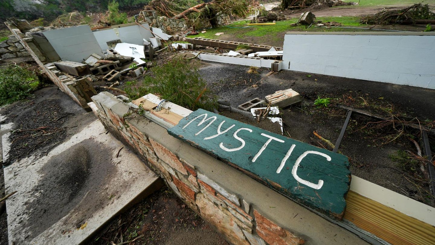 Ein Schild des Mystic-Camps für Mädchen nach der Katastrophe. Der Gouverneur von Texas, Greg Abbott, hat das zerstörte Ferienlager nach eigenen Angaben am Samstag besucht. Er sei schockiert gewesen, schrieb er auf der Plattform X
