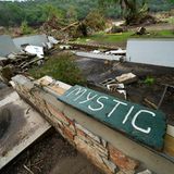 Ein Schild des Mystic-Camps für Mädchen nach der Katastrophe. Der Gouverneur von Texas, Greg Abbott, hat das zerstörte Ferienlager nach eigenen Angaben am Samstag besucht. Er sei schockiert gewesen, schrieb er auf der Plattform X