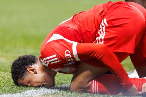 Jamal Musiala hält sich im Klub-WM-Spiel gegen PSG das verletzte Bein und presst sein Gesicht in den Rasen