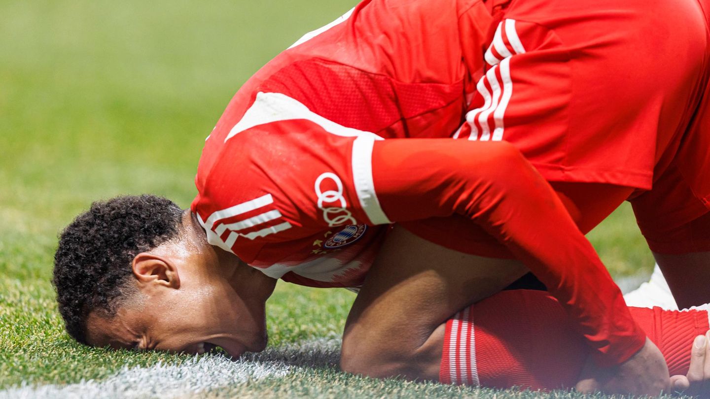 Jamal Musiala hält sich im Klub-WM-Spiel gegen PSG das verletzte Bein und presst sein Gesicht in den Rasen