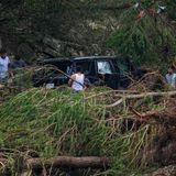 Dieses Auto wurde in der Nähe des Mystic-Ferienlagers angeschwemmt. Die Männer schauen, ob noch was zu retten ist
