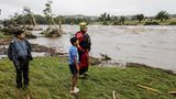 Ein Blick auf den heftig strömenden Guadalupe Fluss, der so viel Tod und Vernichtung brachte, ausgelöst durch ungewöhnlich starke Regenfälle. In der Region sind weitere Niederschläge vorhergesagt