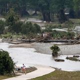 Ein Jogger macht einen Umweg um einen überfluteten Laufweg am Ufer in Kerrville. Der Guadalupe Fluss sei ein Zusammenfluss zweier Quellarme, erklärt der Stadtverwalter auf einer Pressekonferenz. Auf beide habe es stark geregnet. Vor Kerrville seien die Wassermassen dann im Guadalupe Fluss zusammengeflossen, was zu dem schnellen Anstieg des Pegelstandes geführt habe