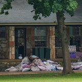 Das Bettzeug aus den Schlafräumen im Camp Mystic ist wohl nicht mehr zu gebrauchen