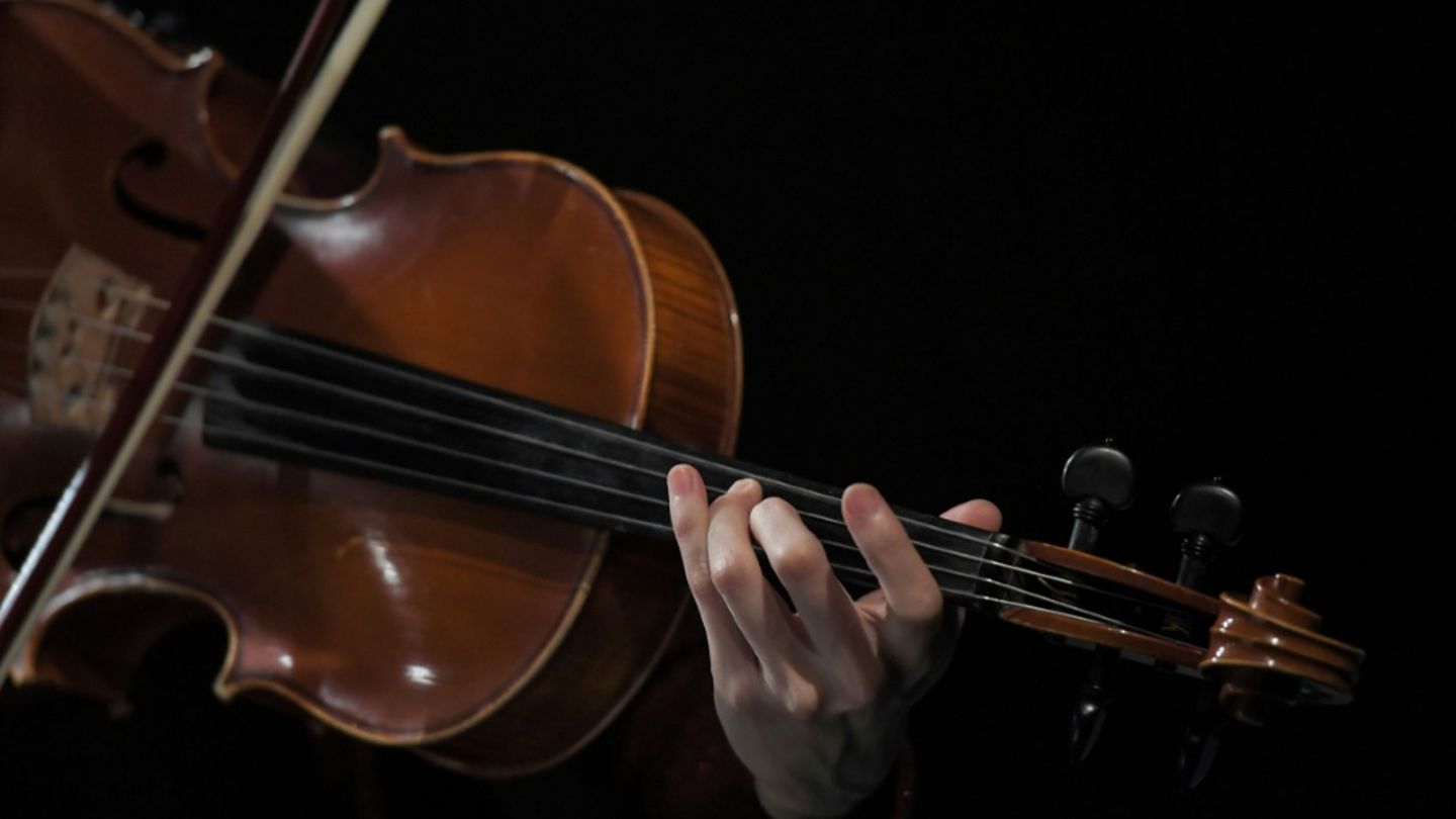 Musiker mit einer Violine
