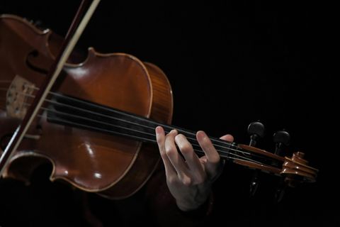Musiker mit einer Violine