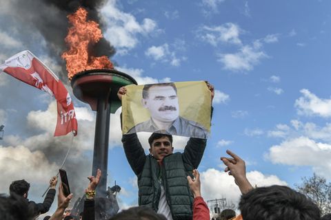 Demonstrant mit von PKK-Chef Abdullah Öcalan