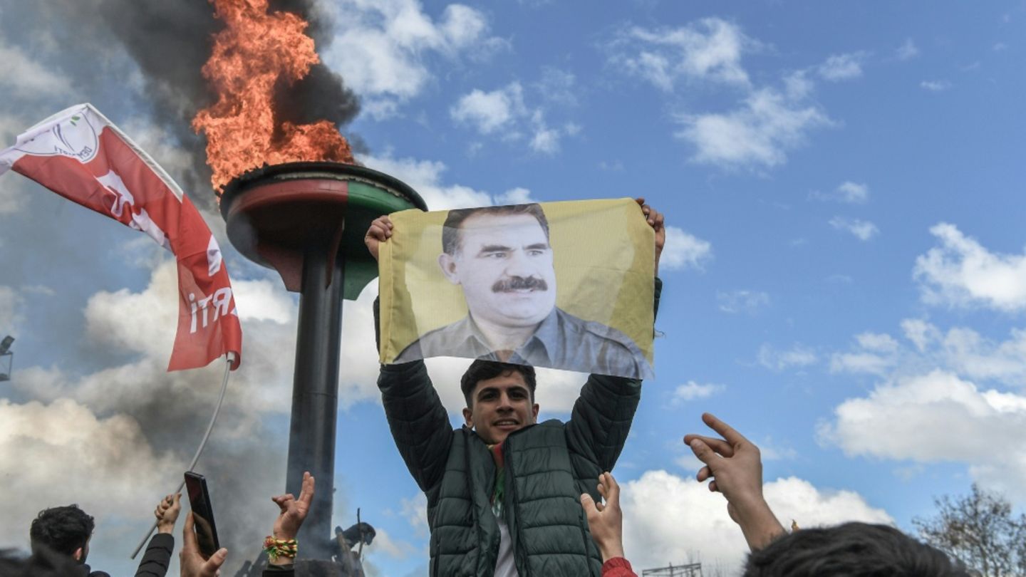 Demonstrant mit von PKK-Chef Abdullah Öcalan