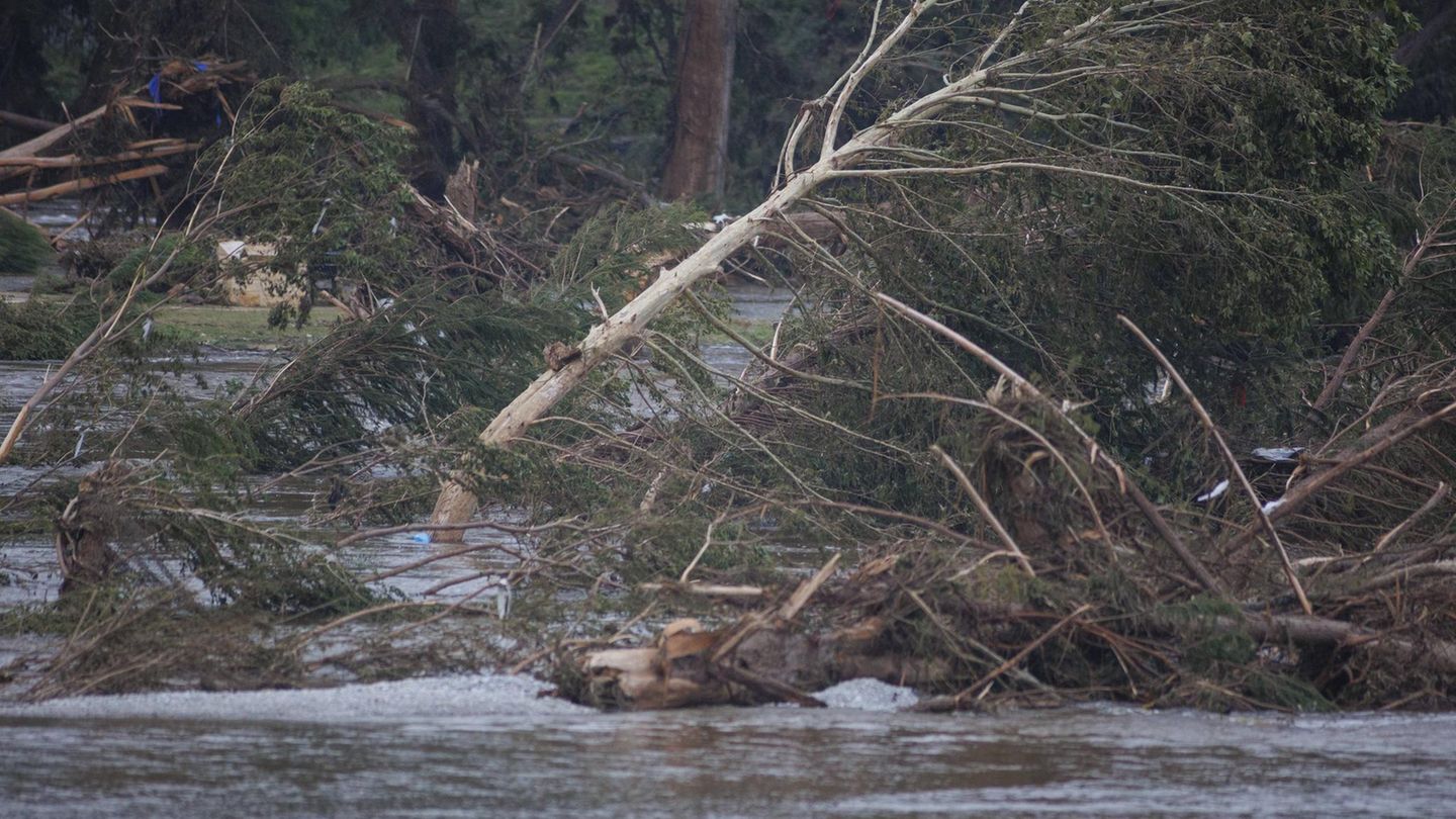 Donald Trump criticizes bidges after flood disaster in Texas predecessor
