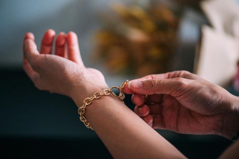 Frau trägt Armband