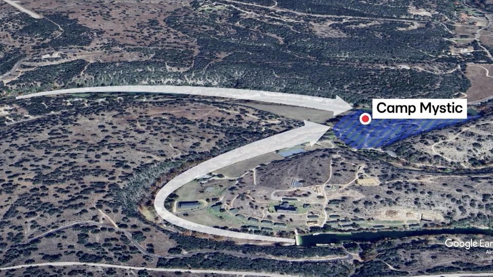 "Fluss verwandelt sich manchmal in Biest": So wurde "Camp Mystic" zur Todesfalle "Fluss verwandelt sich manchmal in Biest": So wurde "Camp Mystic" zur Todesfalle