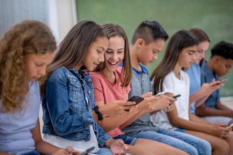 Social-Media-Verbot: Schüler mit Smartphones