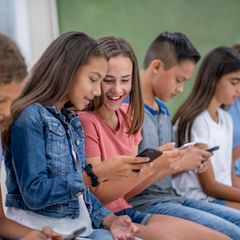 Social-Media-Verbot: Schüler mit Smartphones