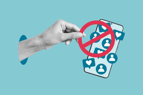 Social-Media-Verbot: Eine Hand hält ein rotes Verbot über ein Handy mit Social-Media-Symbolen