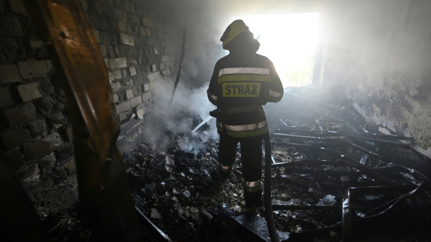Einsatzkraft der Feuerwehr in zerstörtem Haus in Charkiw
