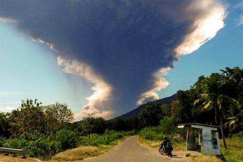Die kilometerhohe Aschewolke über dem Vulkan Lewotobi Laki-Laki