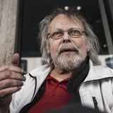 Der schwedische Bankräuber Clark Olofsson starb am 24. Juni nach längerer Krankheit im Alter von 78 Jahren. 1973 erlangte er internationale Bekanntheit, als er nach einem Banküberfall eine Beziehung zu den Geiseln aufbaute, die sich nach ihrer Freilassung begeistert über seinen Charme äußerten. Daraufhin entstand der weltbekannte Begriff "Stockholm-Syndrom", der ebensolche Sympathien von Geiseln zu Geiselnehmern beschreibt