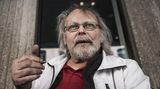 Der schwedische Bankräuber Clark Olofsson starb am 24. Juni nach längerer Krankheit im Alter von 78 Jahren. 1973 erlangte er internationale Bekanntheit, als er nach einem Banküberfall eine Beziehung zu den Geiseln aufbaute, die sich nach ihrer Freilassung begeistert über seinen Charme äußerten. Daraufhin entstand der weltbekannte Begriff "Stockholm-Syndrom", der ebensolche Sympathien von Geiseln zu Geiselnehmern beschreibt