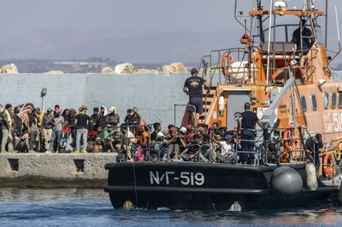 Die griechische Küstenwache rettet Flüchtlinge