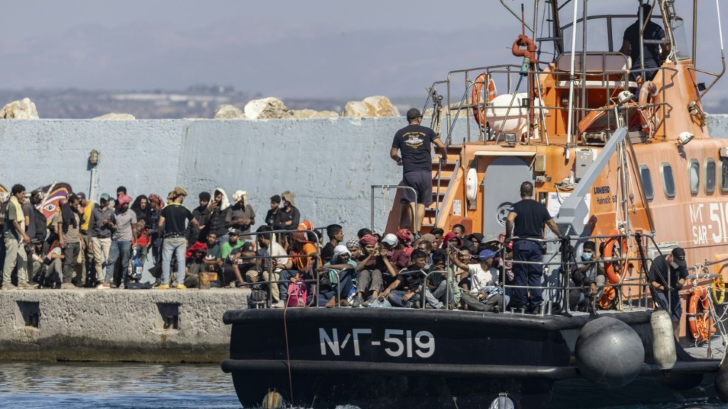 Die griechische Küstenwache rettet Flüchtlinge
