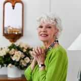 Die Schauspielerin Anita Kupsch starb am 3. Juli. Kupsch spielte jahrzehntelang Theater und machte sich auch im Fernsehen einen Namen, vor allem in der ARD-Vorabendserie "Praxis Bülowbogen" (1987–1996). Geboren wurde Kupsch 1940 in Berlin. Als Mädchen tanzte sie im Kinderballett. Später lernte sie den Beruf der Visagistin, begann dann aber in den 1960ern ihre Schauspielkarriere. Sie wurde 85 Jahre alt