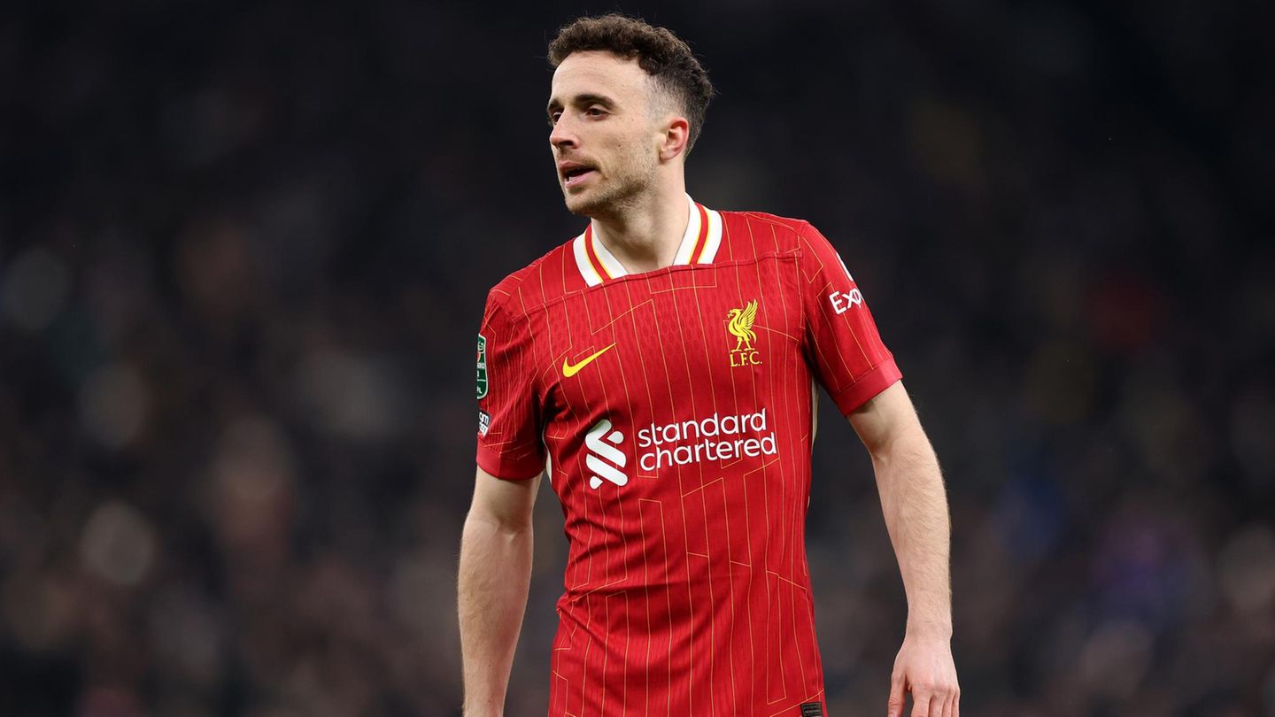 Der portugiesische Fußball-Nationalspieler Diogo Jota vom FC Liverpool starb am 3. Juli im Alter von 28 Jahren bei einem Autounfall, zusammen mit seinem 25 Jahre alten Bruder. Jota spielte seit September 2020 für Liverpool und wurde mit dem Team in der vergangenen Saison englischer Meister. Für Portugal absolvierte der Angreifer 49 Länderspiele. Er erzielte 14 Tore. Diogo Jota hatte erst rund zwei Wochen vor seinem tragischen Tod geheiratet