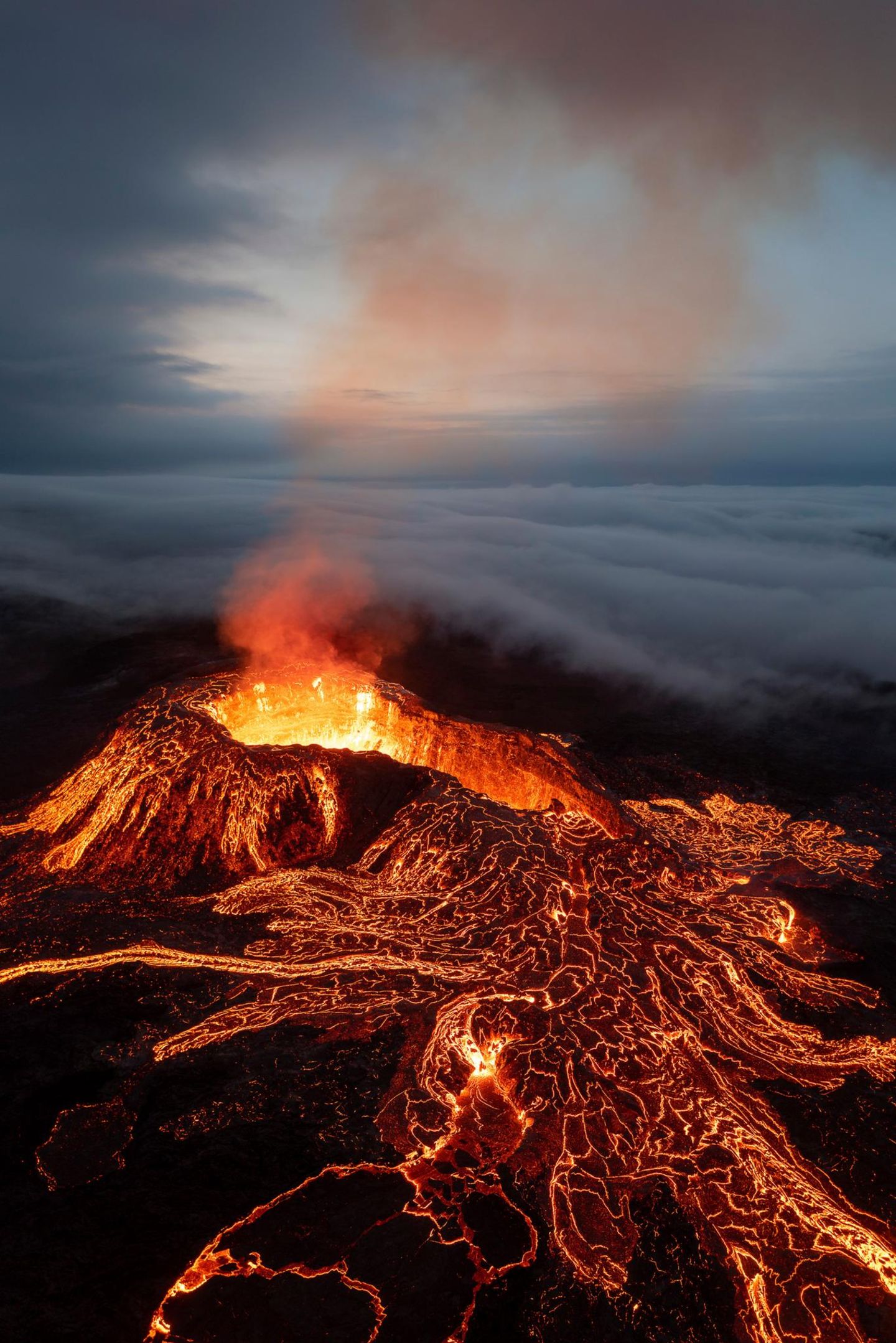 Fließendes Feuer Lava eines Vulkans in den Wolken