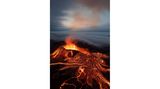 Lava eines Vulkans in den Wolken