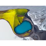 Das Blau eines Kratersees in grünen Berghängen