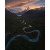 Fluss mit Sicht ins Abendrot in den Bergen