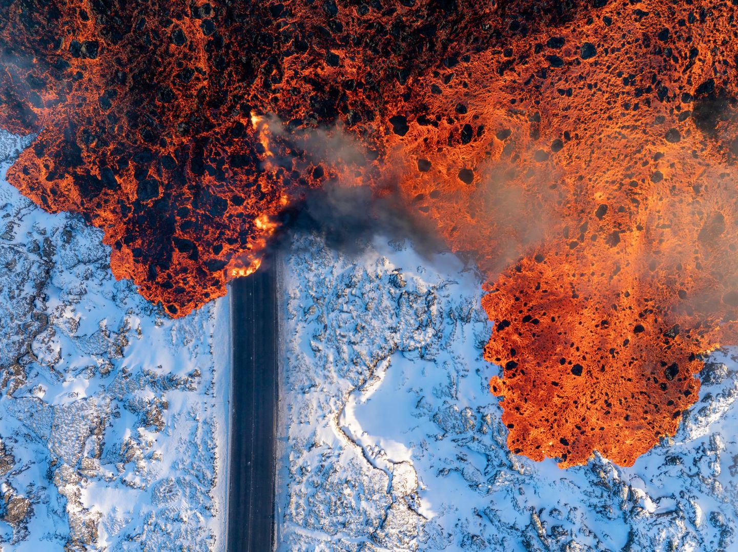 Feuer auf Eis Lavaströme durch Eisschichten