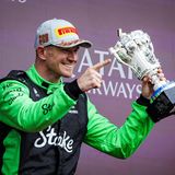 Rennfahrer Nico Hülkenberg freut sich