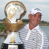 Golfer Thomas Bjorn mit seiner Siegestrophäe