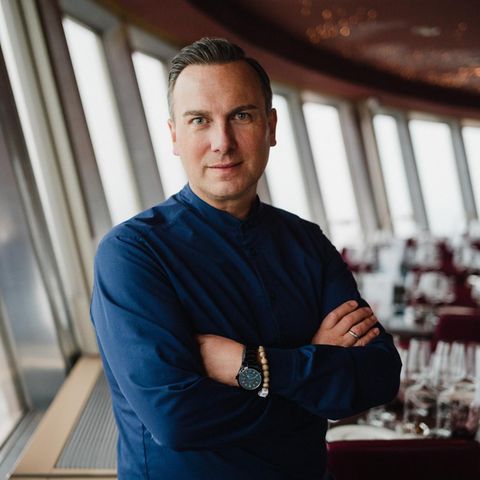 Tim Raue ist stolz auf sein Schnitzel in 200 Metern Höhe
