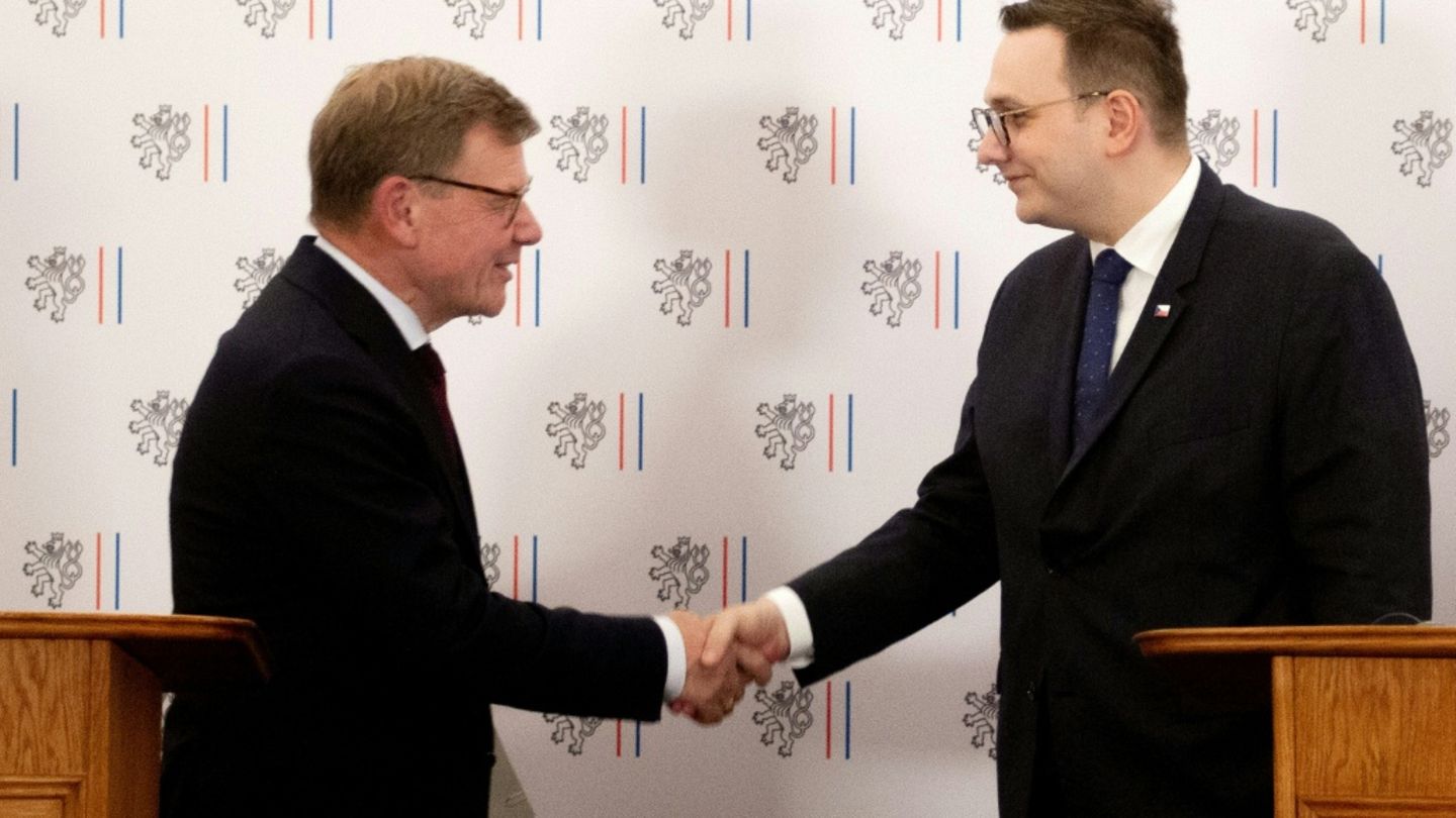 Johann Wadephul (l) und Jan Lipavsky in Prag