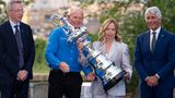 Italiens Ministerpräsidentin Giorgia Meloni präsentiert den "America's Cup"