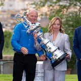 Italiens Ministerpräsidentin Giorgia Meloni präsentiert den "America's Cup"