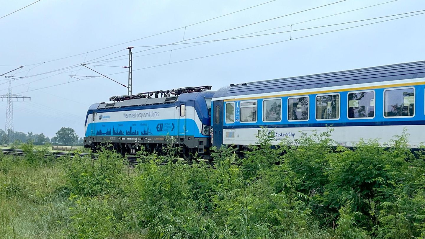 Bahn frei für Dänemark: Ab Mai 2026 gibt es eine direkte, umstiegslose Verbindung von Prag über Berlin nach Kopenhagen. Die Züge werden auch in Dresden und Hamburg halten. Die gesamte Fahrt soll elf Stunden dauern. Jeden Tag fahren werden je zwei Züge pro Richtung fahren, geplant ist auch eine saisonale Nachtverbindung.   Die neue Direktverbindung ist eine Kooperation der Deutschen Bahn mit der Dänischen Staatsbahn DSB und der tschechischen ČD. Die neue Verbindung ist das erste von insgesamt zehn von der Europäischen Kommission unterstützten Pilotprojekten zur Förderung grenzüberschreitender Bahnverbindungen.