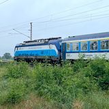 Bahn frei für Dänemark: Ab Mai 2026 gibt es eine direkte, umstiegslose Verbindung von Prag über Berlin nach Kopenhagen. Die Züge werden auch in Dresden und Hamburg halten. Die gesamte Fahrt soll elf Stunden dauern. Jeden Tag fahren werden je zwei Züge pro Richtung fahren, geplant ist auch eine saisonale Nachtverbindung.   Die neue Direktverbindung ist eine Kooperation der Deutschen Bahn mit der Dänischen Staatsbahn DSB und der tschechischen ČD. Die neue Verbindung ist das erste von insgesamt zehn von der Europäischen Kommission unterstützten Pilotprojekten zur Förderung grenzüberschreitender Bahnverbindungen.