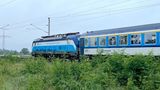 Bahn frei für Dänemark: Ab Mai 2026 gibt es eine direkte, umstiegslose Verbindung von Prag über Berlin nach Kopenhagen. Die Züge werden auch in Dresden und Hamburg halten. Die gesamte Fahrt soll elf Stunden dauern. Jeden Tag fahren werden je zwei Züge pro Richtung fahren, geplant ist auch eine saisonale Nachtverbindung.   Die neue Direktverbindung ist eine Kooperation der Deutschen Bahn mit der Dänischen Staatsbahn DSB und der tschechischen ČD. Die neue Verbindung ist das erste von insgesamt zehn von der Europäischen Kommission unterstützten Pilotprojekten zur Förderung grenzüberschreitender Bahnverbindungen.