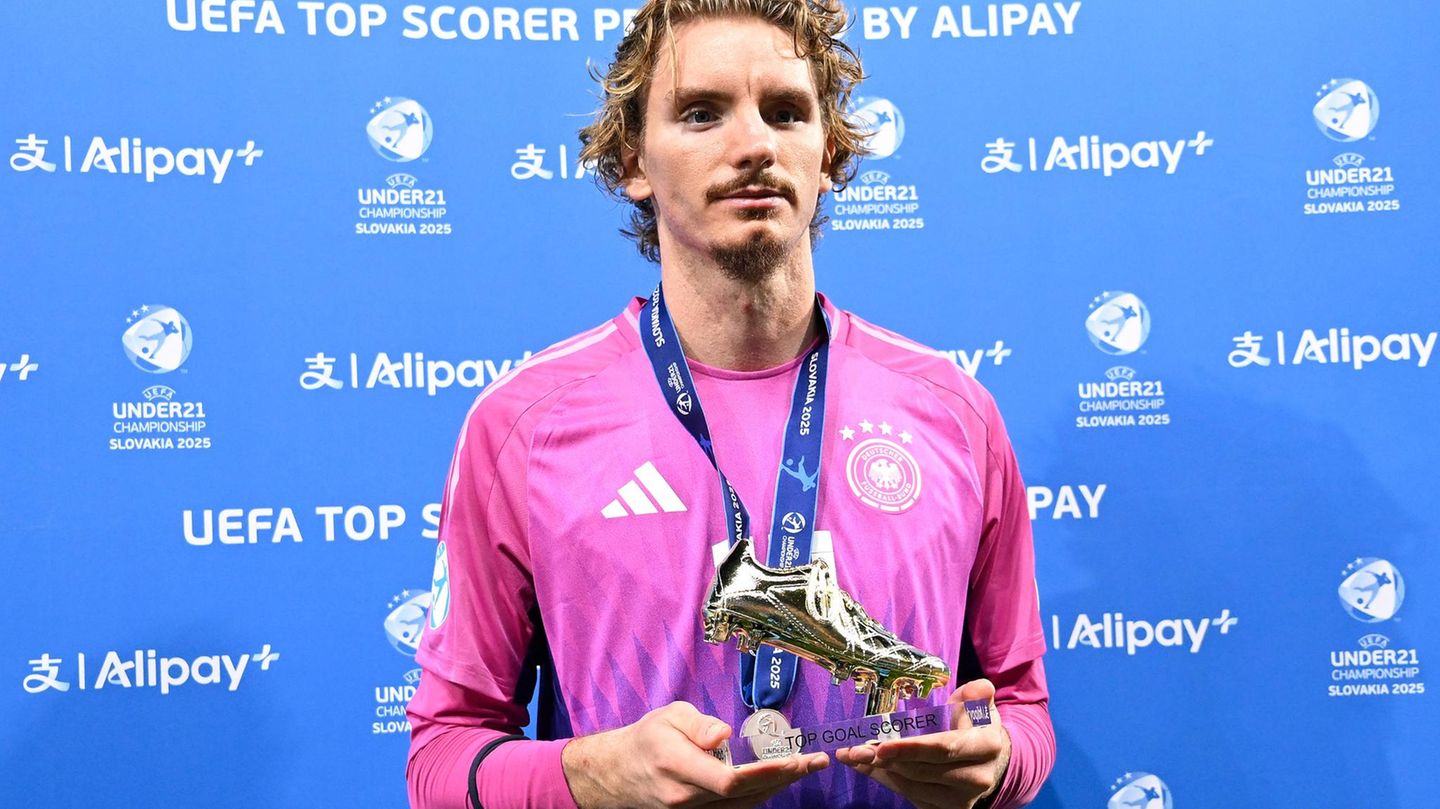 Der Fußballspieler Nick Woltemade zeigt seinen Preis